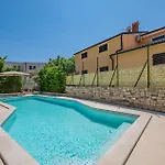 Stunning Apartment In Pula With Wifi *